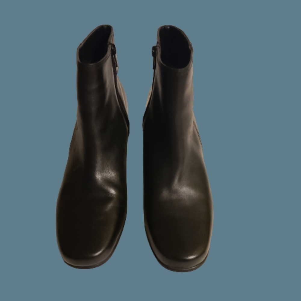 NWOT Clark's Leather Bootie Mid Height